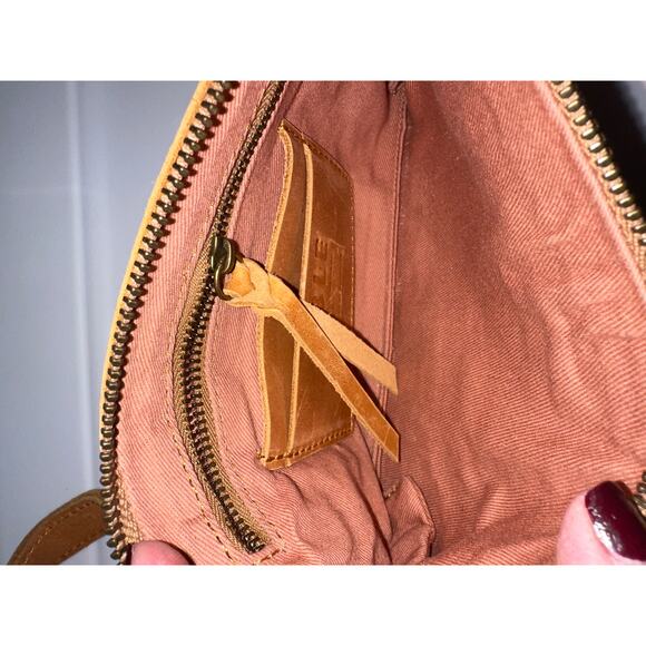 Able distressed leather hand bag ( wristlet) made in Ethiopia - Picture 4 of 5